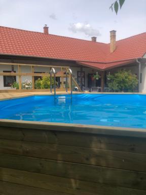 Tornácos Vendégház Kápolnásnyék - Housity