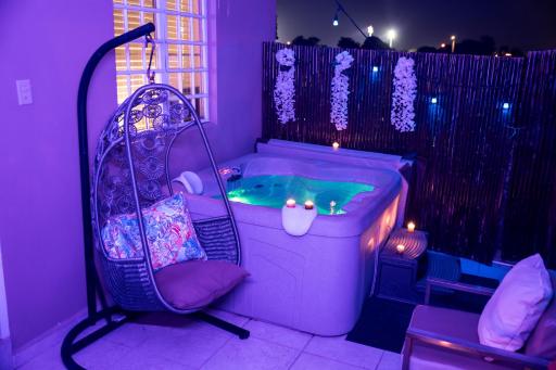 Private Jacuzzi Oasis with Mountain Views and FREE Parking - Housity