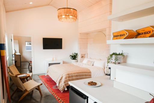 Longboard Studio and Funboard Room includes King Bed and Kitchenette plus King Murphy and Mini Kitchenette - Housity