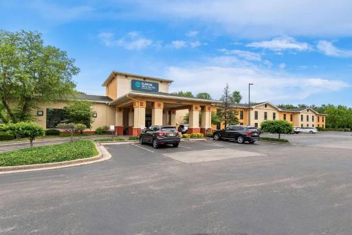Clarion Inn & Suites Northwest - Housity