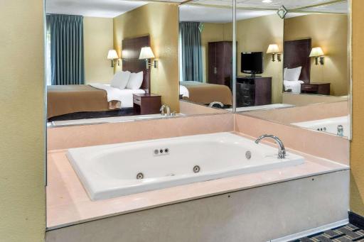 Clarion Inn & Suites Northwest - Housity