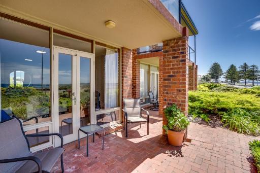 By The Sea Beachfront Apartment Wifi - Housity