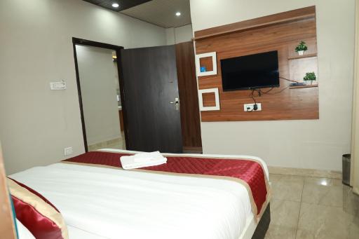 Hotel Full Moon Night - Housity