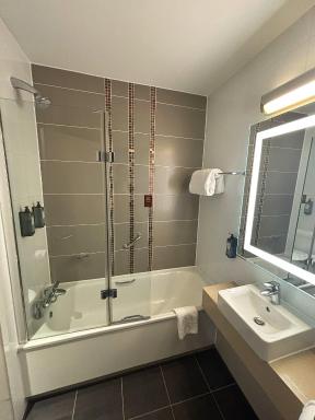 Clayton Hotel Cardiff - Housity