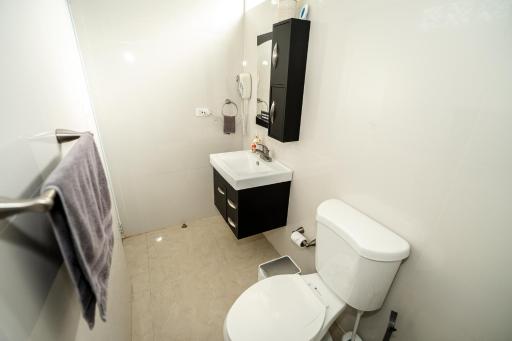 Compact Haven with Private Entrance and FREE Parking and Laundry - Housity