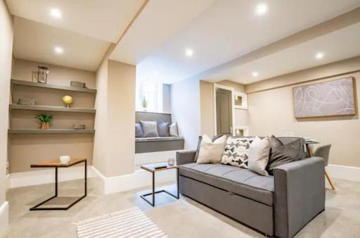 Host & Stay - Shaw Street Basement - Housity