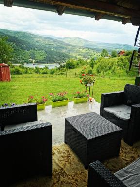 Vila Jotic, Zavojsko jezero - Housity