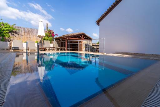 Ionia House - Housity