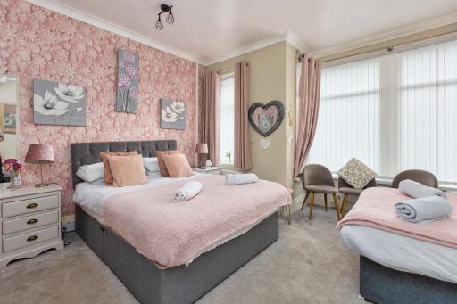 Friends Hotel - Housity