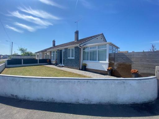 Prestatyn 2-Bed Bungalow Sleeps 5 with Hot Tub - Housity