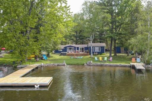 Waterfront Cottage - Fireplace - Kawartha - Housity