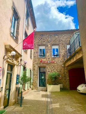 Logis Hotel Yseria - Historical Center - Housity
