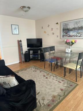 Clean and Quiet 2 bdr 2 bthr private entrance entire guests suite near Coquitlam Center mall and skytrain - Housity