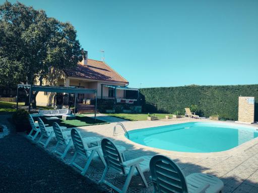 La Triqueta Casa Rural con Piscina y Barbacoa, ideal para familias y grupos - Housity