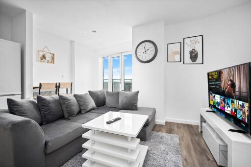 2 Bedroom Apartment With Balcony - FREE PARKING - Housity