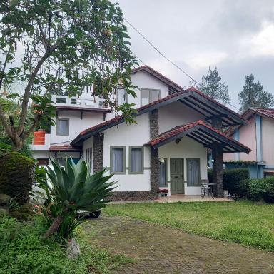 Chrysant Huis Villa Istana Bunga - Housity