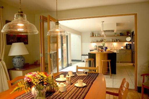 Modernised seven bedroom country house and garden with hot tub - Housity