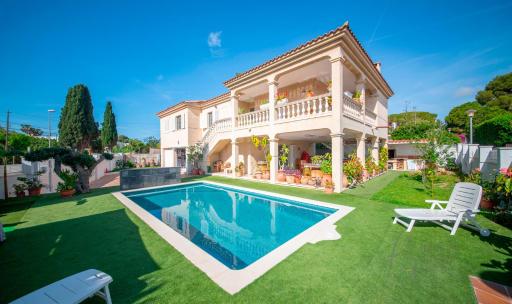 R153 - Espaciosa Villa con Piscina Privada en Coma - Housity