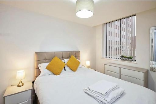 Modern 2-bedroom kingsize apartment city centre - Housity