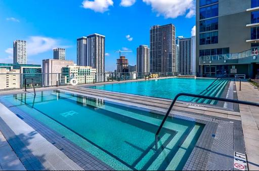 Luxurious King Bed Suite in Downtown Miami - Housity