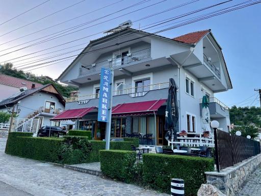 Eiffel's Guest House - Housity
