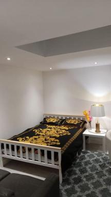 Luxurious & Stylish Flat, Access to Public Transport & Shops - Housity