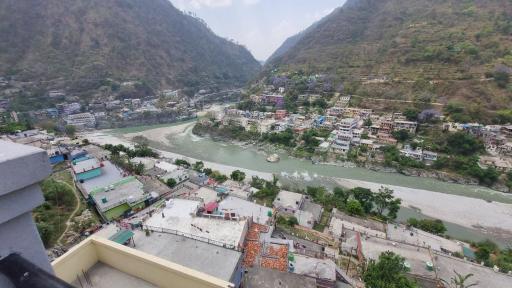 Hill side hotel - Housity