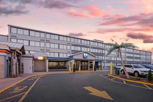Days Hotel by Wyndham East Brunswick Conference Center - Housity