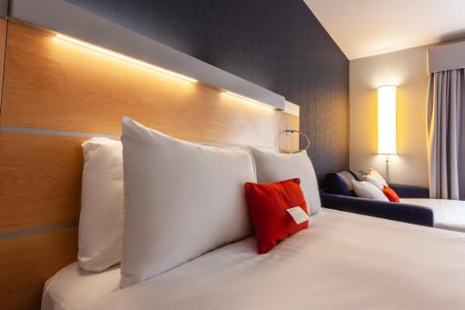 Holiday Inn Express Edinburgh – Royal Mile, an IHG Hotel - Housity