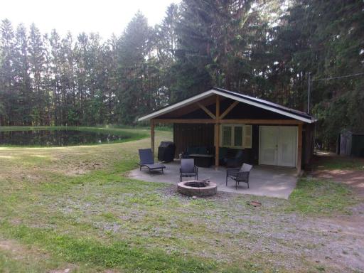 Pondside Hideaway - Housity