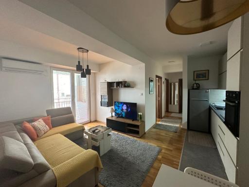 Ira's 2 Bedroom Central Place with Private Parking - Housity