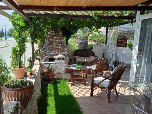 Alonaki Seafront Cottage - Housity
