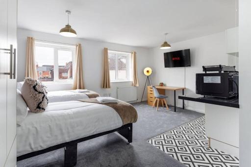 City Centre Studio 6 with Kitchenette, Free Wifi and Smart TV by Yoko Property - Housity