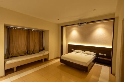 Hotel Ems Mayura - Housity