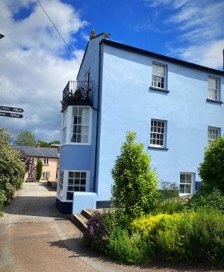 Relaxing Riverside Retreat, Ross on Wye - Housity