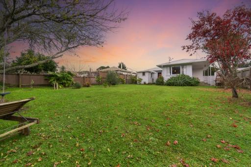 Lorenzen Bay Bungalow - Raglan Holiday Home - Housity