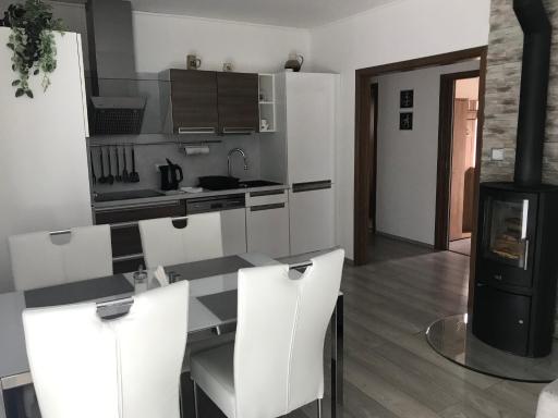 Příjemný apartmán Křoví v rodinném domku se sdíleným bazénem, terasou a zahradou - Housity