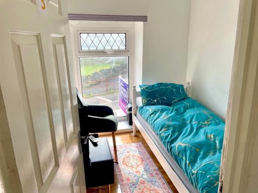 Single bed in a peaceful house in Morriston - Housity