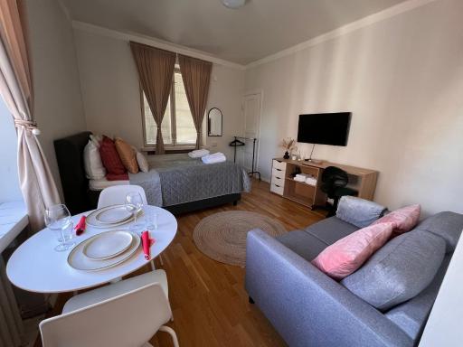 Your Chic Vibrant Airbnb - Housity