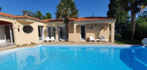 A La Topaze #Gîte calme #3 pers #Piscine privée #Cholet #Wifi haut débit #Préau #Cholet #Parc japonais #Puy du F ou - Housity