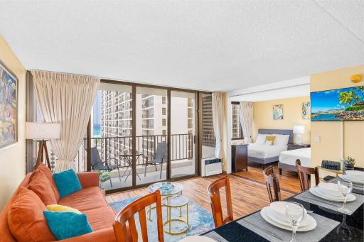 Beautiful 1BR, Steps to Waikiki Beach and Parking - Housity