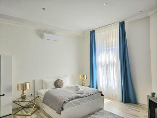 Designer Downtown Gem - Housity