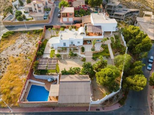 Chalet con piscina cerca A 92 en urbanización club tenis - Housity