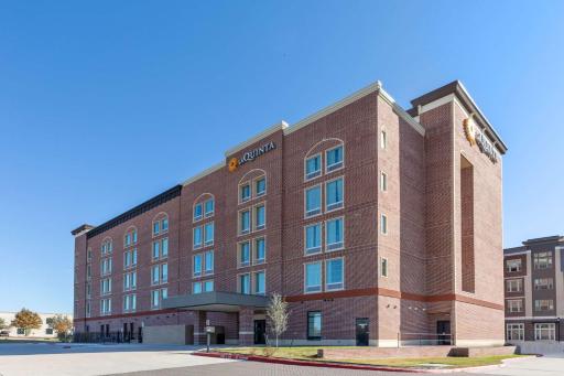 La Quinta Inn & Suites by Wyndham Dallas - Frisco Stadium - Housity