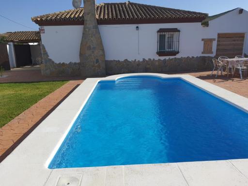 Muy cerca de la playa, piscina privada solo verano - Housity
