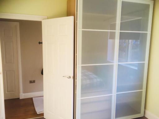 Room in Guest room - Cozy Furnished Double Bedroom in Charming Lower Villa Apartment - Housity