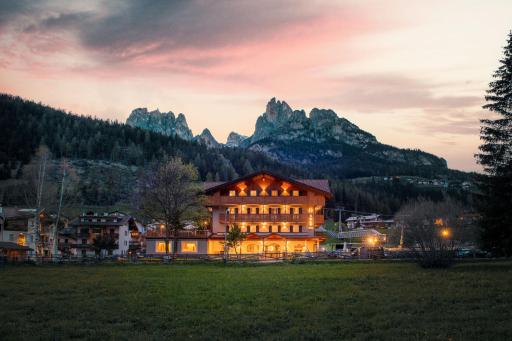 X Alp Hotel - Housity
