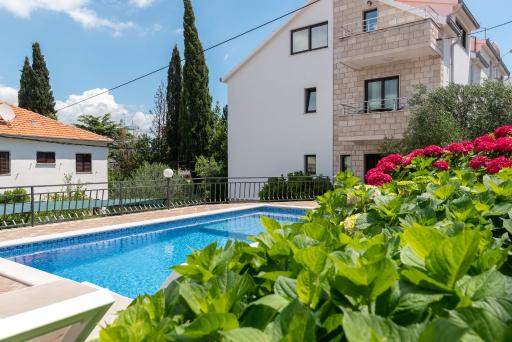 Maca Apartments & Suites with Heated pool near beach 50m - Housity