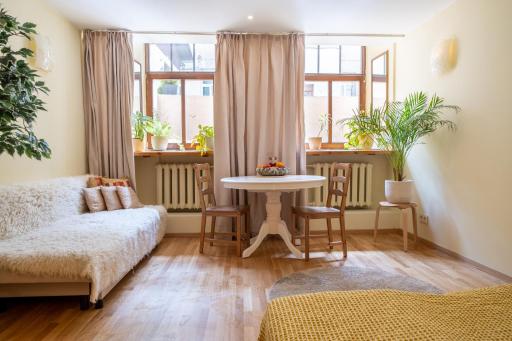 Cozy Suite with Inner Yard - Housity