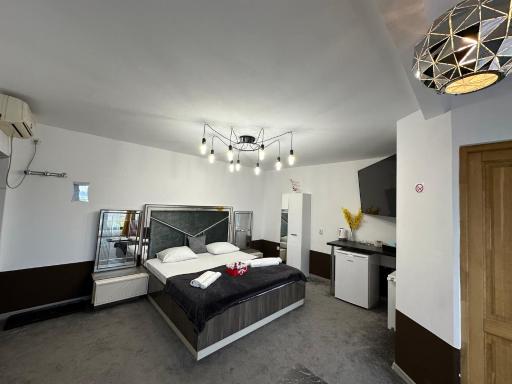 The Royal Fame - Modern Studio with Balcony & Panoramic View - Housity